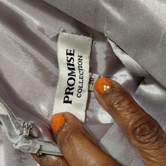 Ladies suit - Picture 6 of 6